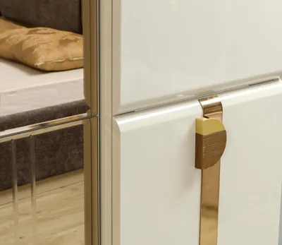 Produktbild von Schrank mit Spiegeltüren, 6 Türen, stilvoll und geräumig