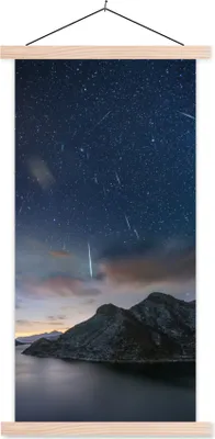 Produktbild von MuchoWow® Textilposter Ein Meteoritenschauer über dem See 60x120 cm mit holzfarbenen Rahmen - Holz