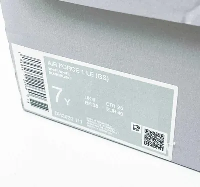 Produktbild von Kaufen Sie den Nike Air Force 1 LE Weiß bei Kicksshop. Kultiger weißer Uni-Sneaker mit klassischem Design und bequemer Passform.