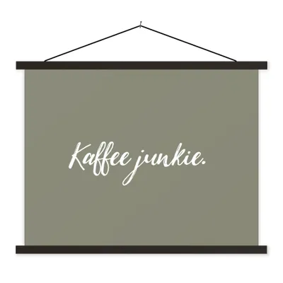 Produktbild von MuchoWow® Textilposter Sprichwörter - Kaffee Junkie - Kaffee - Zitate 150x113 cm mit schwarzem Rahmen - Wohnzimmer