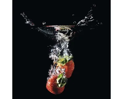Produktbild von Glasbild Strawberry On Black II 50x50 cm