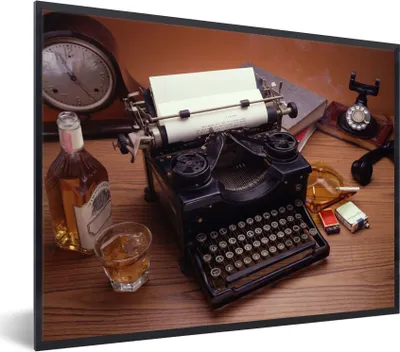 Produktbild von MuchoWow® MuchoWow® Gerahmtes Poster Schreibmaschine - Whiskey - Vintage 40x30 cm - Poster mit zchwarzem Bilderrahmen - Kunstposter - Wanddekorationen