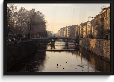 Produktbild von MuchoWow® MuchoWow® Gerahmtes Poster Die Brücke über die Miljacka in Sarajevo Bosnien 60x40 cm - Poster mit zchwarzem Bilderrahmen - Printing - Wanddeko Schlafzimmer