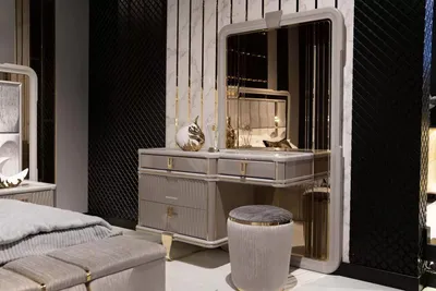Image de Elégante coiffeuse en bois beige avec miroir et tabouret