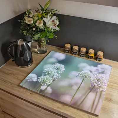 Produktbild von banjado Herdabdeckplatte einteilig 60x52cm groß mit Gummi Abstandshalter, ESG Sicherheitsglas mit Motiv Lauchblüte [HAP1 11577]