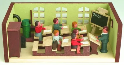 Zdjęcie produktu dla Miniaturowa sala lekcyjna z nauczycielem Szer. x wys. x gł. 11 x 4 x 6 cm NOWA
