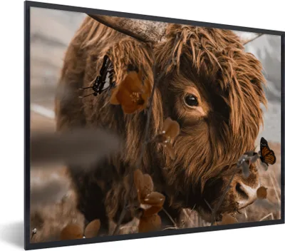 Produktbild von MuchoWow® Gerahmtes Poster Schottische Highlander - Blumen - Schmetterlinge 80x60 cm - Poster mit Schwarzem Bilderrahmen Wandposter Rahmen Foto Bilder - Schwarzem - Mit Gestell