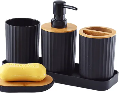 Imagen del producto de Conjunto de baño de 5 piezas, hecho de bambú y plástico (PS), que incluye un soporte para cepillos de dientes, un dispensador de jabón, un jabonero y un recipiente para cosméticos