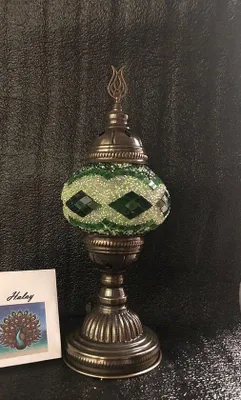 Produktbild von Handgemachte türkische Mozaiklampe mit grünen Wellen – einzigartige orientalische Tischlampe für stimmungsvolles Licht