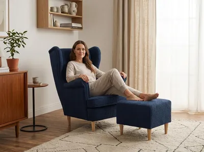 Produktbild von Ohrensessel mit Hocker ARI Angel – skandinavisches Sessel-Set, Bouclé Blau, Family Meble, KI-generiertes Bild