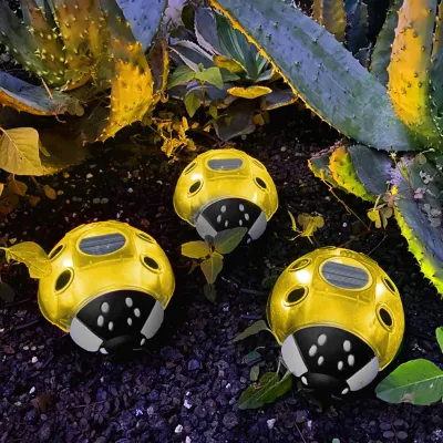 Image de Lampe de jardin solaire en forme de coccinelle – Jaune – 6 LED blanc chaud – 14,5 x 12 x 6 cm – Alimentation solaire – S'allume automatiquement au crépuscule – Éclairage extérieur suspendu et décoratif [11764C]