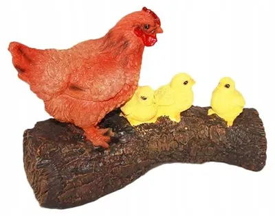 Produktbild von Dekofigur Henne mit Küken auf Baumstamm aus Polyresin