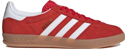 Produktbild von Kaufen Sie den Adidas Gazelle Indoor Rot bei Kicksshop. Klassischer roter Herrensneaker mit Obermaterial aus Wildleder und Retro-Gummisohle.