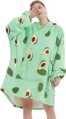 Frau trägt einen übergroßen hellgrünen Fleece-Kuschelhoodie mit Avocado-Print und bedeckt mit einer Hand ihre Augen