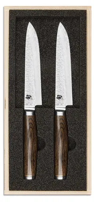 Imagen del producto de KAI Shun Premier, juego de 2 cuchillos para carne japoneses, de Tim Mälzer. Longitud de la hoja: 13 cm. Núcleo VG-MAX, dureza 61 HRC. 32 capas de acero damasco, pulido de alto brillo. Mango de madera Pakka, color marrón medio. Acabado con textura de martillo. Fabricado en Japón