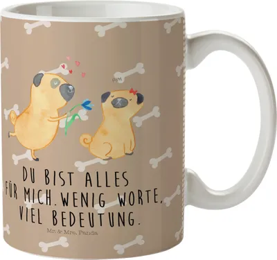Produktbild von Mr. & Mrs. Panda Plastikbecher Mops Verliebt - Hundeglück - Geschenk, Camping Tasse, Pott, Hund, Henkelbecher, Pure Liebe, Mehrwegbecher, Haferl, Möpse, Knuffig