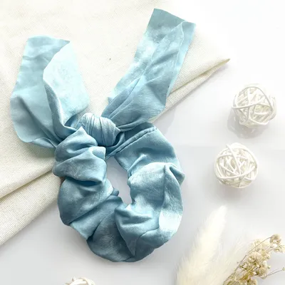 Produktbild von Kurzes Satin-Haargummi mit elegantem Schmetterlingsknoten Blau