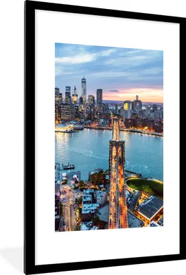 Produktbild von MuchoWow® Gerahmtes Poster Eine Luftaufnahme der New Yorker Brooklyn Bridge bei Sonnenuntergang 60x90 cm - Poster mit Schwarzem Bilderrahmen Wandposter Rahmen Foto Bilder - Dekoration - Wandposter Wohnzimmer - Hochwertig