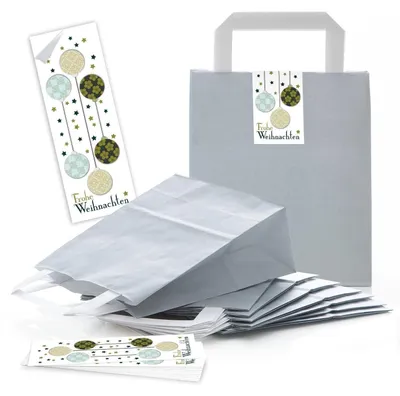 Produktbild von 10 kleine hell-grau Weihnachts-Tüte Geschenktüte Papiertüte Henkel 18 x 8 x 22 cm Papiertaschen + grün weiß WEIHNACHTSKUGELN Aufkleber FROHE WEIHNACHTEN Verpackung weihnachtlich25 Stück