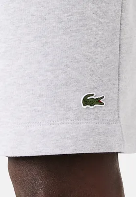Zdjęcie produktu dla Spodenki Lacoste Spodenki dresowe ze sznurkiem, bocznymi kieszeniami, tylną kieszenią i wyszywanym logo
