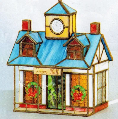Aus Tiffany-Glas gefertigte Nachbildung eines Rathauses mit einem Uhrenturm. Stil ist nostalgisch.