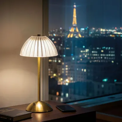 Zdjęcie produktu dla Lampa stołowa z metalu w kolorze złotym, 31 cm – z funkcją ściemniania – 3 kolory światła (ciepła biel/neutralna biel/zimna biel) – ładowana przez USB-C – bezprzewodowa [12501], Obraz wygenerowany przez AI