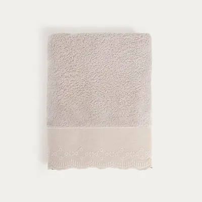 Zdjęcie produktu dla HOMLA Ręcznik LILLIAN z ozdobnym haftem 70x130 cm