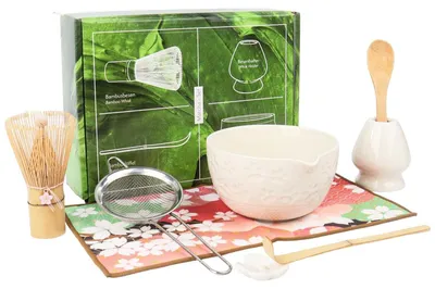 Immagine prodotto di Set per la preparazione del matcha, 8 pezzi, in Vetroceramica bianca, con ciondolo a forma di fiore di ciliegio (sakura), include: frustino, cucchiaio, setaccio e panno