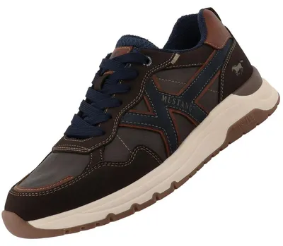 Auf dem Bild ist ein brauner Freizeitschuh zu sehen der von der linken Seite abgebildet ist. Der Schuh hat eine robuste Sohle und eine Kombination aus verschiedenen Materialien im Obermaterial.