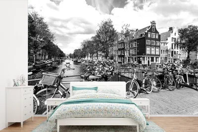 Produktbild von MuchoWow® Fototapete für Wohnzimmer oder Schlafzimmer Wandtapete Vinyl Motivtapete Kanalhäuser und Fahrräder unter einem bewölkten Himmel - schwarz und weiß - 600x400 cm - Vinyltapeten