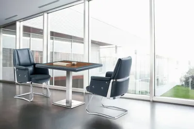 Produktbild von Moderner Esstisch aus MDF und Edelstahl in Holzoptik