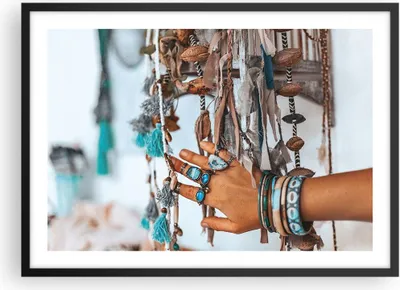 Produktbild von Gerahmtes Poster - Schwarzer Rahmen - Hand Schmuck ethnisch - 70x50 cm - Wand Bild - Wanddeko - Wandbilder - Kunstposter - Wandposter - Bilderrahmen - Bilder - Kunstdruck - P2BAA70x50-5107