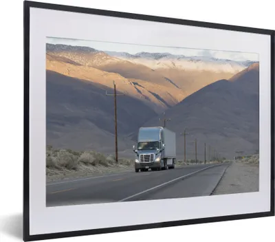 Produktbild von MuchoWow® MuchoWow® Gerahmtes Poster Lastwagen zwischen den Bergen 40x30 cm - Poster mit zchwarzem Bilderrahmen - Bilderrahmen - Poster im Rahmen