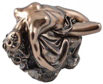 Image de Statue « La Révélation » : femme allongée sur un socle, sculpture en bronze