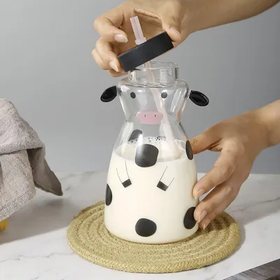 Obrázek produktu pro skleněný hrnek s brčkem Kreativní skleněný hrnek s brčkem ve tvaru krávy, 600ML stolní hrnek