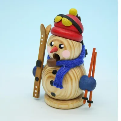 Produktbild von Kouřící figurka sněhuláka s lyžemi a čepicí přírodní výška 8cm NOVINKA