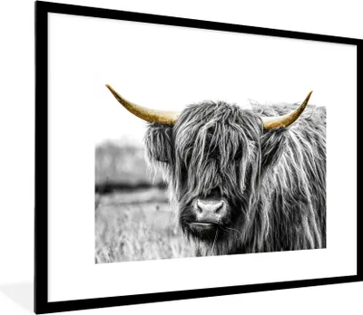 Produktbild von MuchoWow® Gerahmtes Poster Schottischer Highlander - Kuh - Schwarz - Gold 80x60 cm - Poster mit Schwarzem Bilderrahmen Wandposter Rahmen Foto Bilder - Schlafzimmer-Dekorationen - Fotoposter