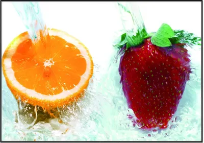 Produktbild von Wallario Wandbild Frische Früchte übergossen mit Wasser I, Größe: 70,30 x 100,30 cm, Poster mit schwarzem Aluminiumrahmen