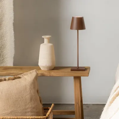 Zdjęcie produktu dla Lampa stołowa LED Poldina Pro Corten, akumulatorowa i ściemnialna, do 12 h pracy, do użytku zewnętrznego, IP65