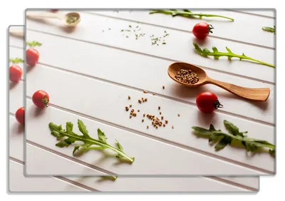 Produktbild von Wallario Frühstücksbrettchen 2er Set aus Glas, je 20 x 30 cm, mit rutschfesten Füßen, Motiv Küche  Ruccola, Tomaten und Gewürze