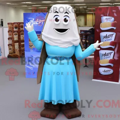 Produktbild von Maskottchen-Figur REDBROKOLY eines himmelblauen Schokoriegels gekleidet in ein Maxikleid und Clutch-Taschen