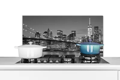 Produktbild von KitchenYeah®  Spritzschutz Küche - Küchenrückwand - Wandschutz für Herd und Spüle - New York - Brooklyn-Brücke - Schwarz - Weiß 90x45 - Alu-Dibond (Alternative zum Spritzschutz aus Glas) - Hitzebestän