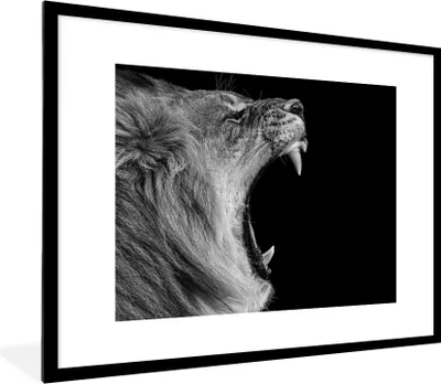 Produktbild von MuchoWow® Gerahmtes Poster Tiere - Löwe - Schwarz - Weiß - Porträt 80x60 cm - Poster mit Schwarzem Bilderrahmen Wandposter Rahmen Foto Bilder - Schlafzimmer-Dekorationen - Fotoposter