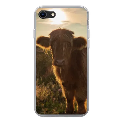 Produktbild von MuchoWow® Handyhülle Schutzhülle Hülle für iPhone SE 2022 Schottischer Highlander - Sonnenuntergang - Gras Silikon Softcase Handy Hülle - Schutzhülle