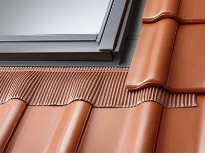 Image de Raccord Rouge brun VELUX 134x98 cm pour tuile inférieure à 120mm - EDW UK04 0700C2
