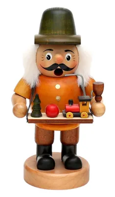 Räuchermännchen trägt einen grünen Hut mit Feder, einen orangefarbenen Kittel und schwarze Stiefel.