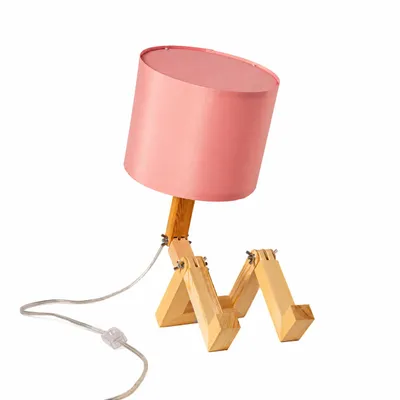 Immagine prodotto di Lampada da tavolo ROBOTEX, attacco E27, con figura in legno regolabile, paralume in tessuto rosa e interruttore a cavo, Immagine generata dall'IA