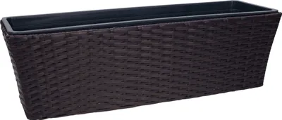 Produktbild von Balkonkasten mit Halterung in Rattan-Optik | ca. 60 cm breit | ca. 11 Liter Fassungsvolumen | ohne Wasserspeicher | inkl. Pflanzschale | hochwertiger Kunststoff | zum Hängen oder Hinstellen (1 Stück, braun)