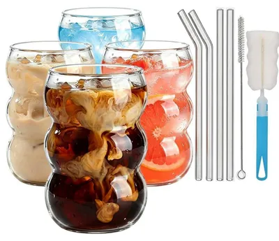 Obrázek produktu pro Sada čtyř sklenic o objemu 550 ml, vyrobených z borosilikátového skla, průhledné, s uchem a lžičkou. Součástí balení jsou i brčka a čistič