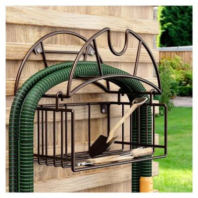 Produktbild von Gartenschlauchhalterung, Wandhalterung aus Metall mit Werkzeugkorb, stabiler Schlauchständer für Garten und Garage